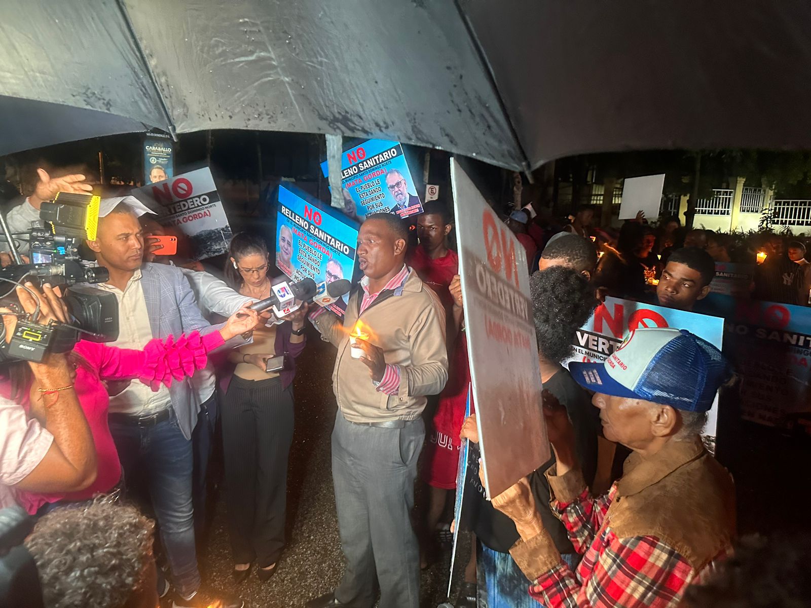 Realizan vigilia con encendido de velas frente a Medio Ambiente