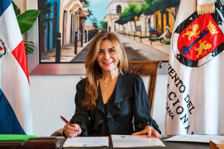 PRM inscribe a Carolina Mejía como candidata a Alcaldía por DN