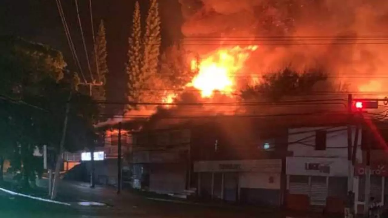 Fuego-afecta-plaza-comercial-en-Santiago.webp