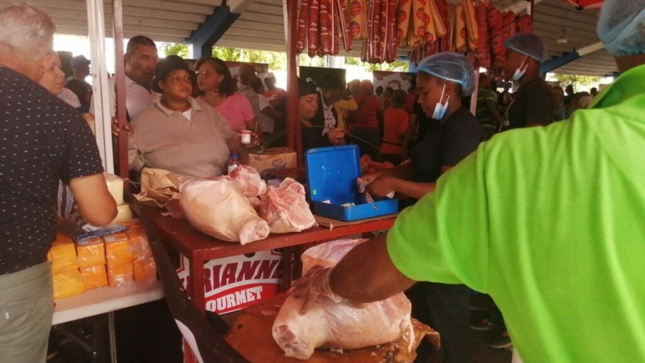 Ciudadanos se preparan para la Nochebuena
