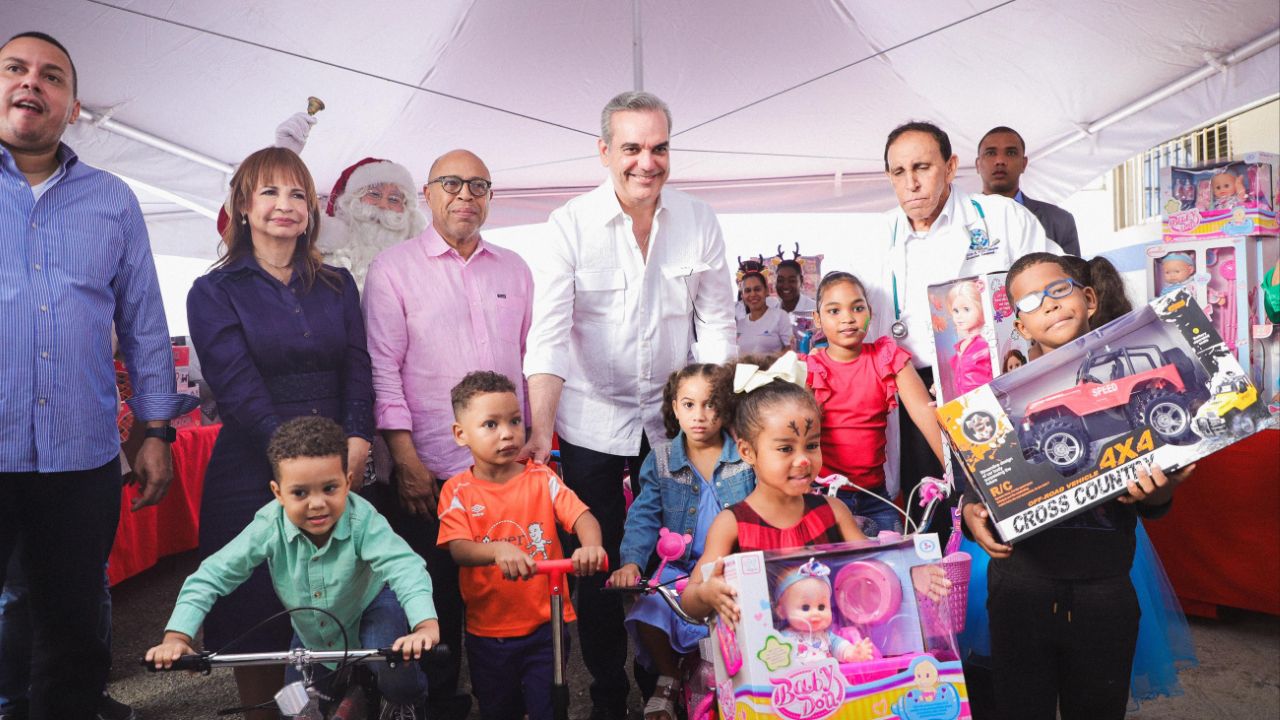 Presidente participa en aguinaldo de Fundación Cruz Jiminián
