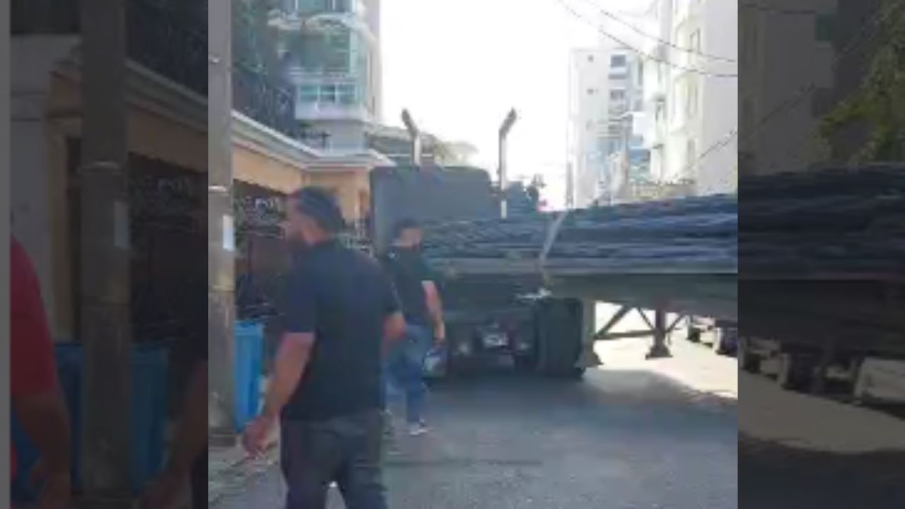 Hombre paraliza el tránsito para comprar jugo con pan