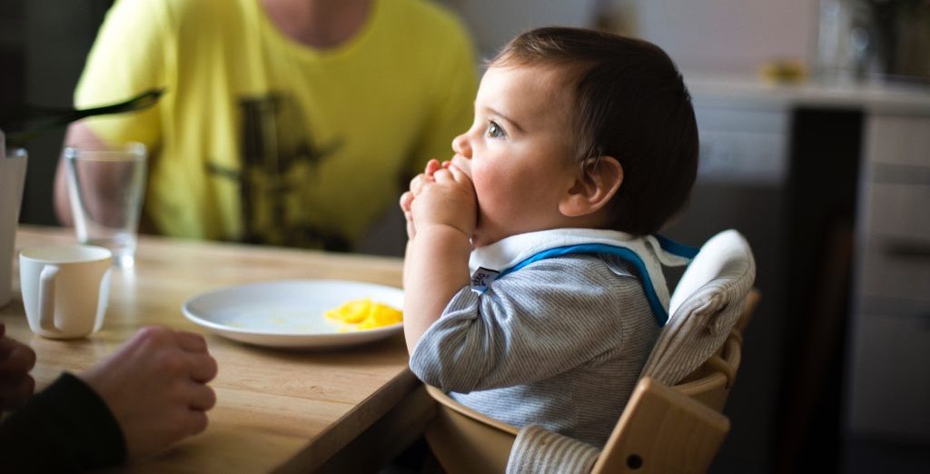 ¿Es seguro alimentar a mi hijo con la nueva forma de comer llamada “Baby-led Weaning?
