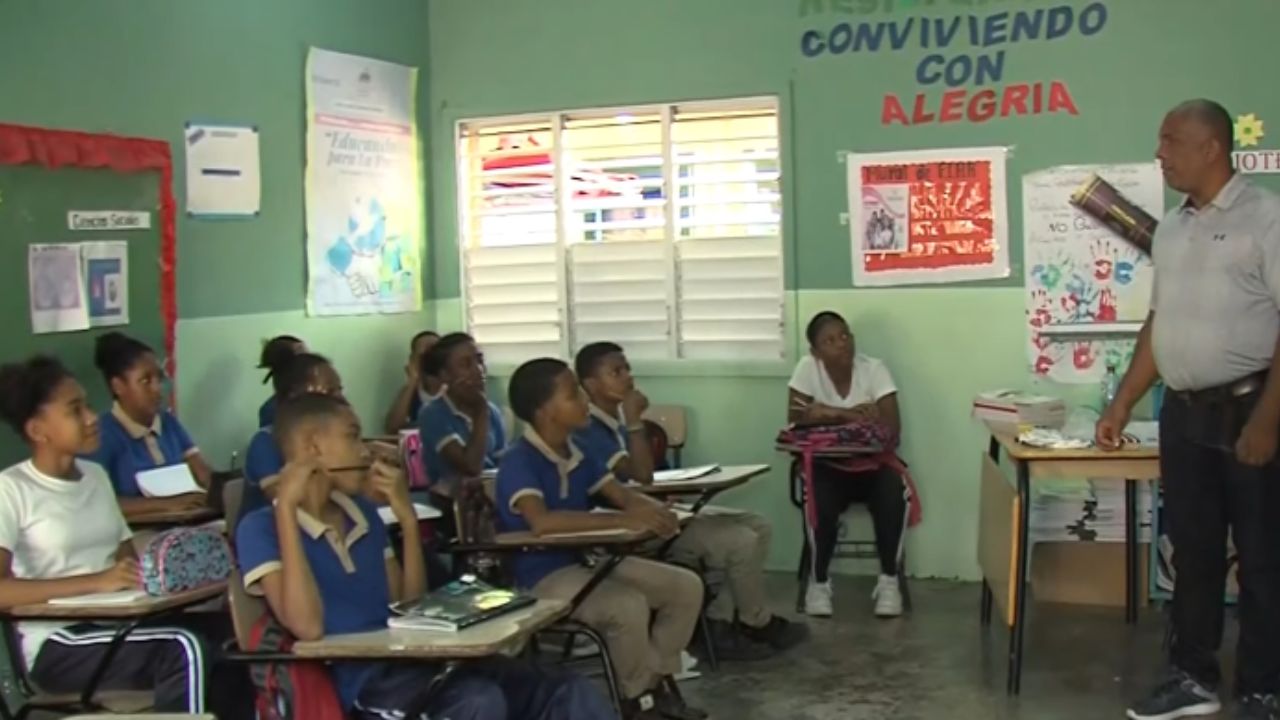 Buscan a "Kiko la Quema"; reanudan clases en Cambita