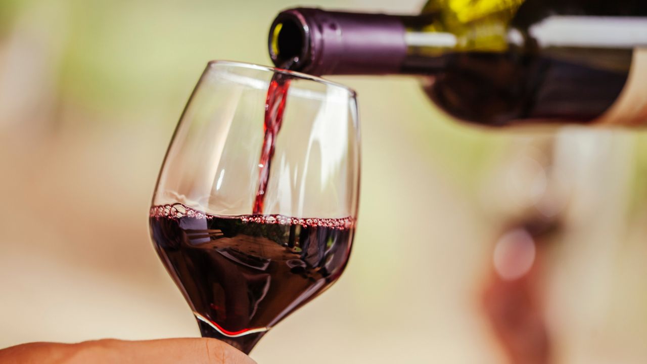 Más alcohol y distinto sabor, así afecta el cambio climático al vino