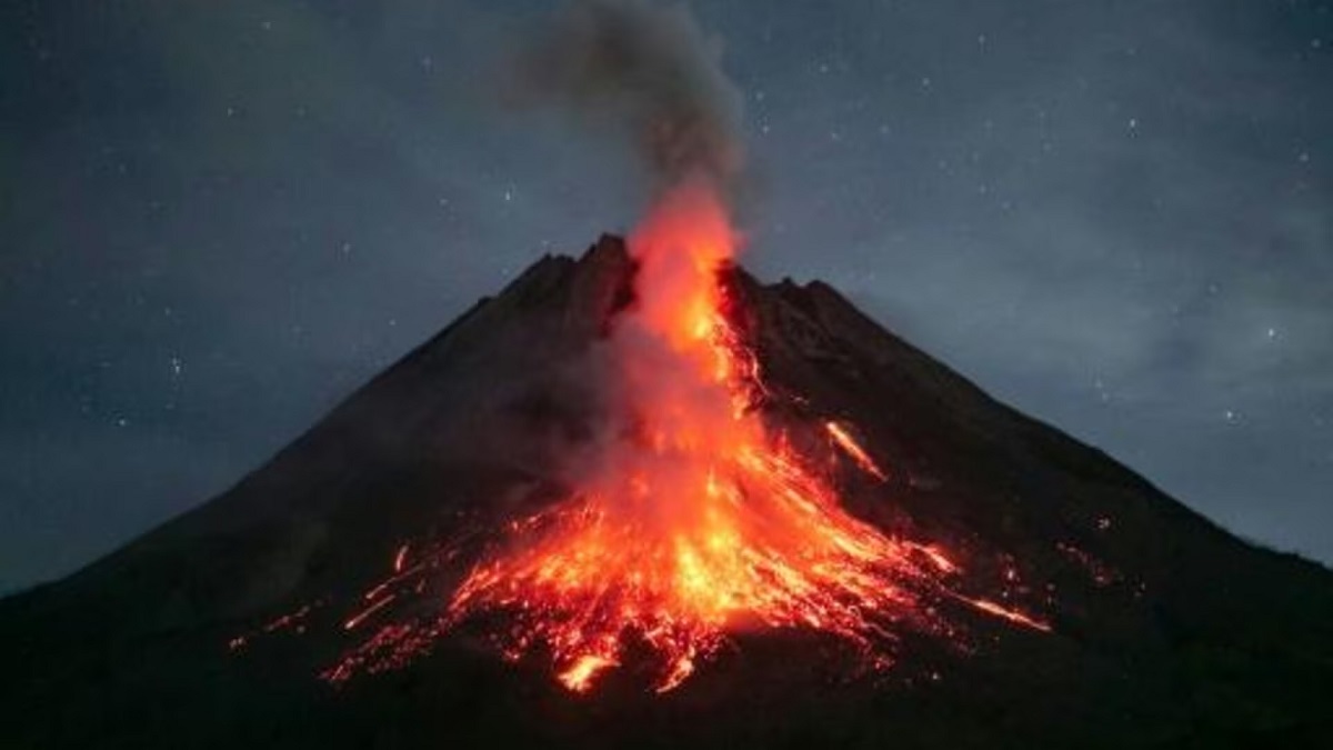 Suben a 22 los muertos por erupción del volcán Marapi