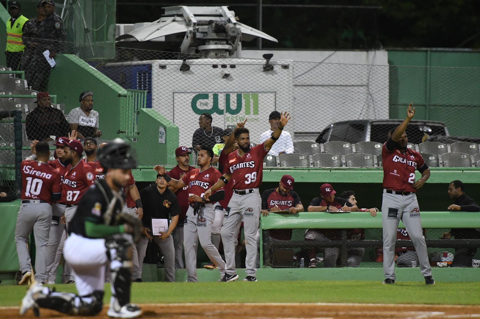 Henrry Urrutia batea de 4-4 y Gigantes empatan en primero con Estrellas