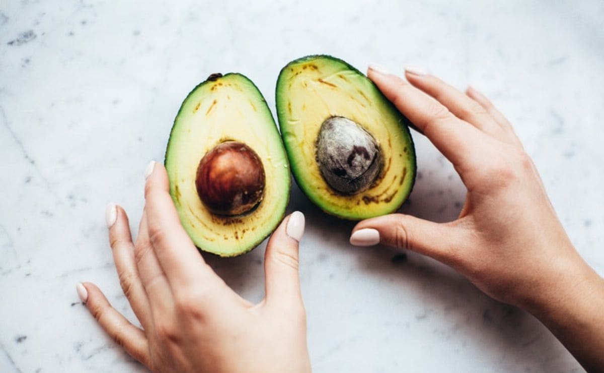 Manchas oscuras en los aguacates ¿es seguro consumirlos así?