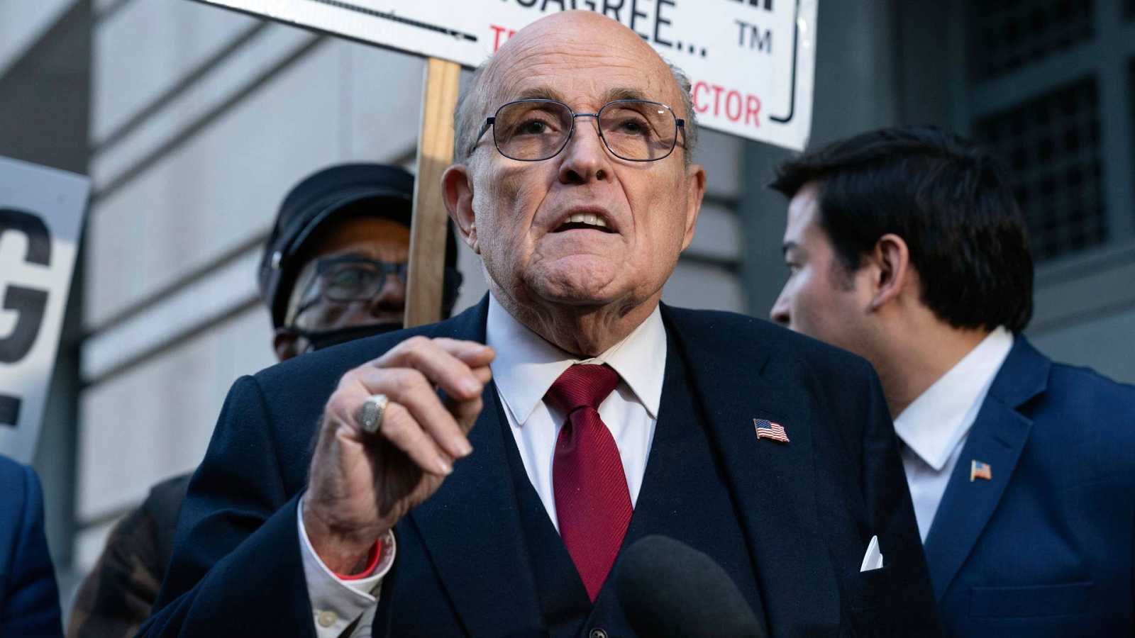 Rudy Giuliani se declara en bancarrota tras su condena millonaria por difamación