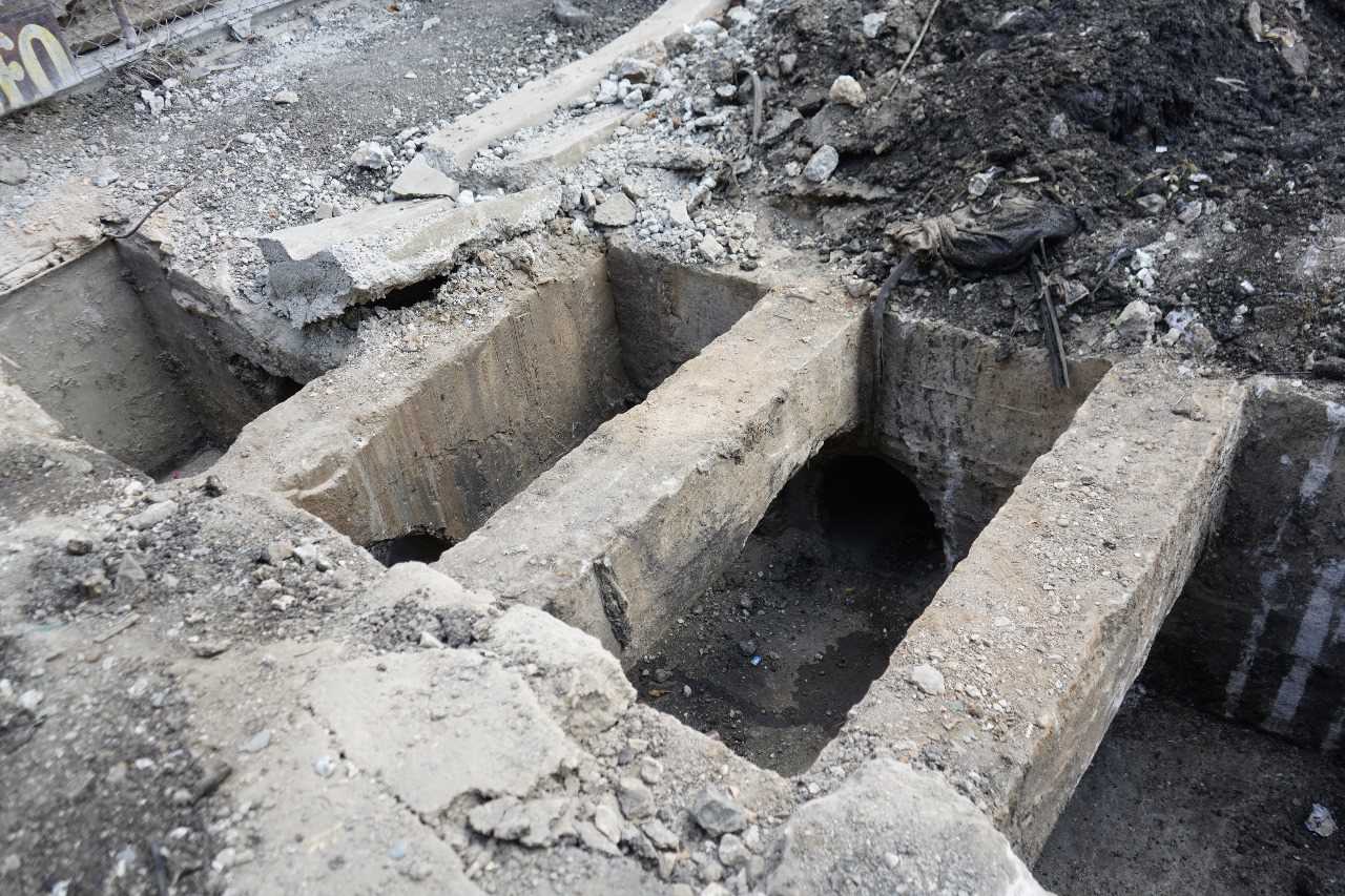 Recuperan gran drenaje pluvial que estaba oculto por una capa de asfalto en la Isabel Aguiar