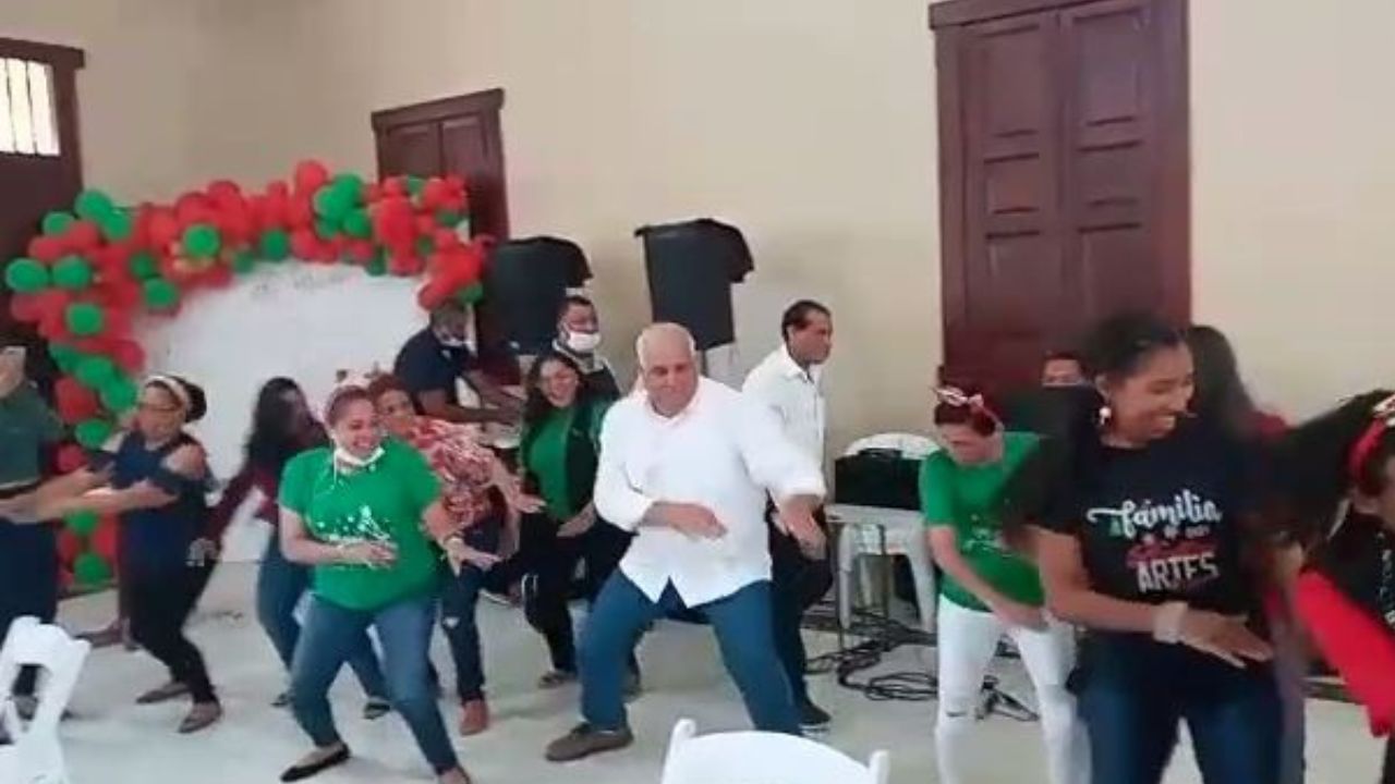 Jaime David baila al ritmo de “Jesusalema” durante fiesta navideña