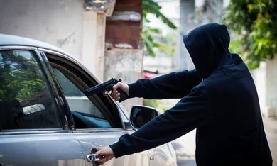 Joven denuncia robo de auto y otras pertenencias
