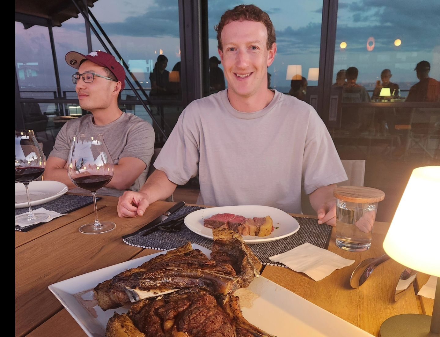 Mark Zuckerberg incursiona en la ganadería: alimenta a sus vacas con macadamia y cerveza