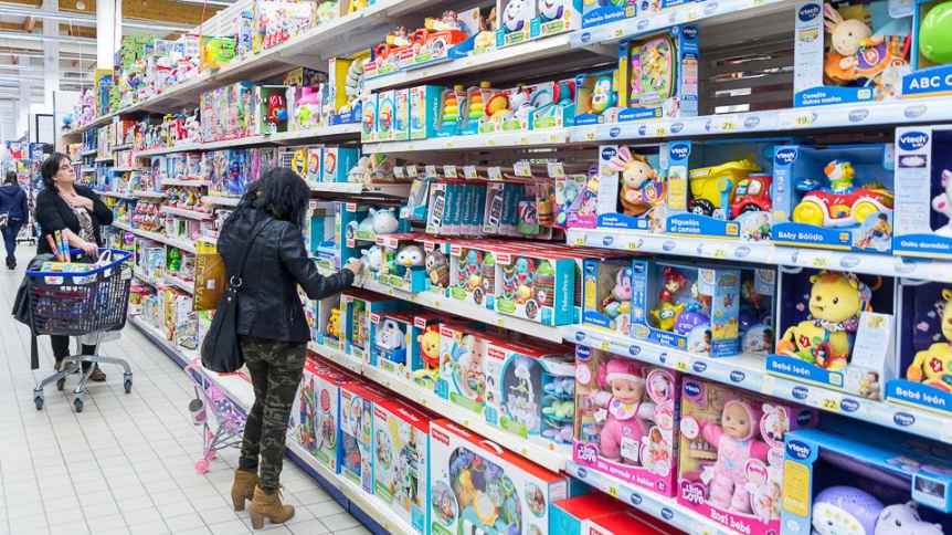 Ciudadanos acuden a compras de juguetes por Día de Reyes