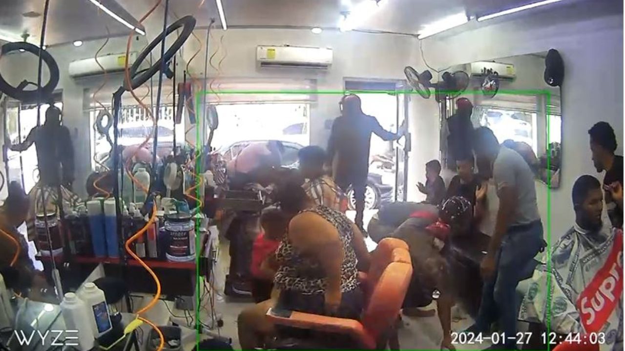 Captado en cámara asalto a una peluquería en La Vega
