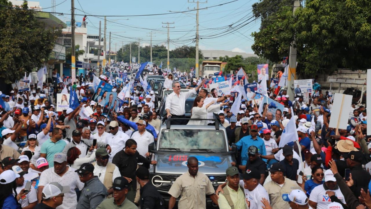 Abinader encabeza caravana en Barahona junto a candidatos municipales