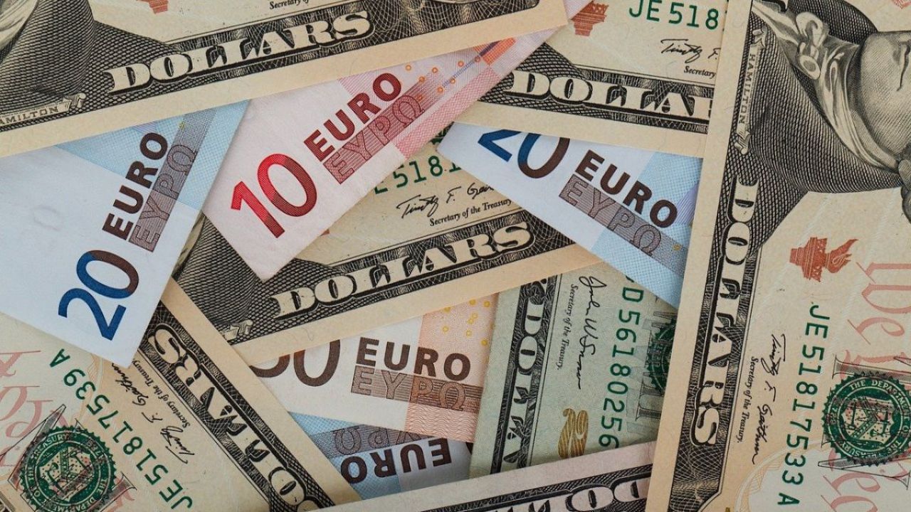 El euro cierra en plano en los 1,0967 dólares