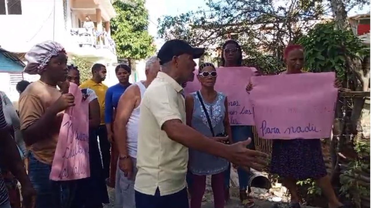 En protesta por arreglo de calles, pie de señora casi queda atrapado en uno de los hoyos