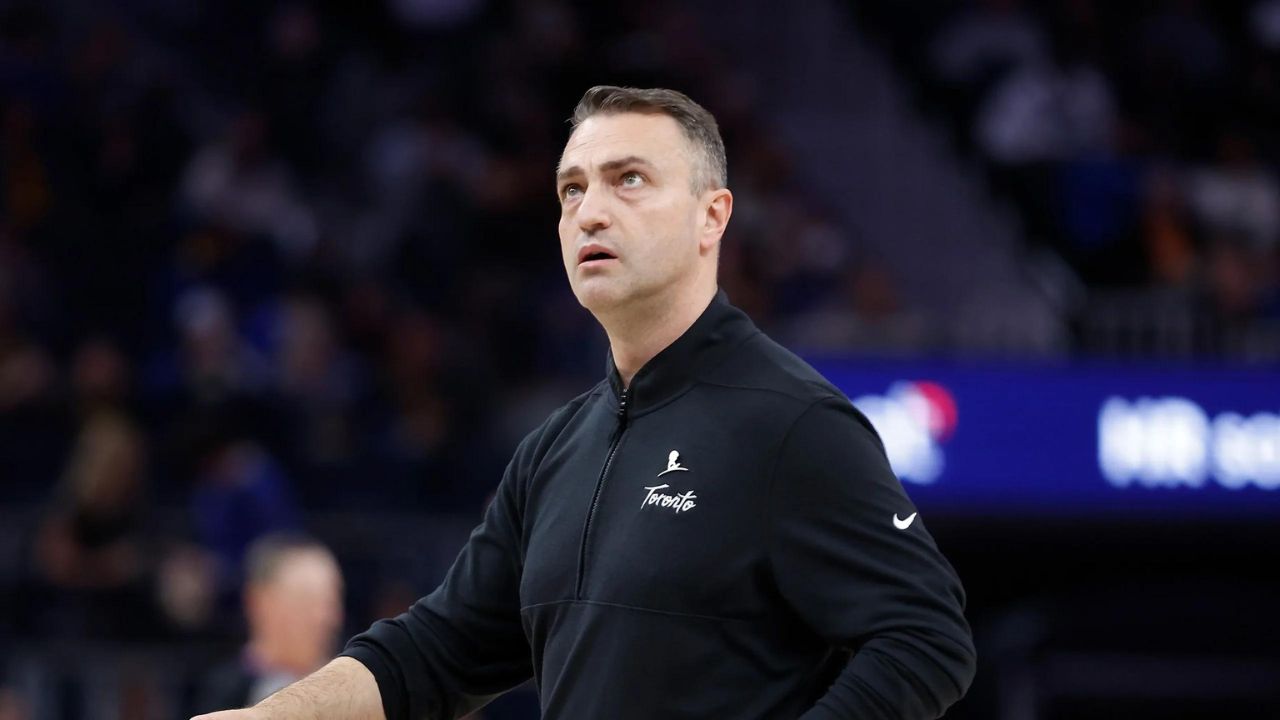 NBA multa con 25,000 dólares al entrenador de Toronto por críticar a los árbitros