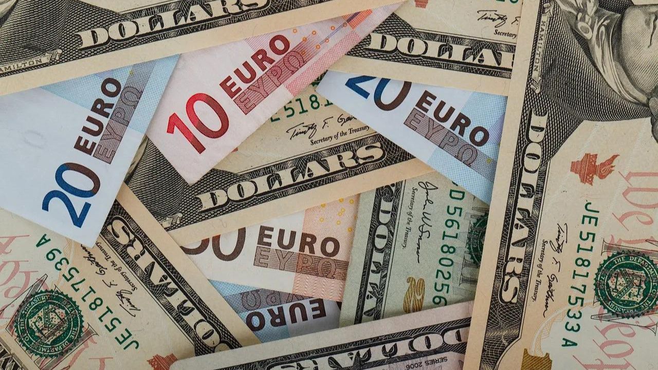 El euro cae hasta los 1,083 dólares a la espera