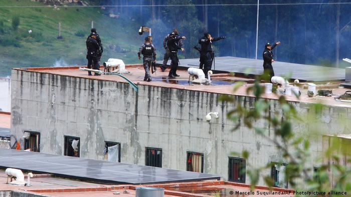 Liberan a dos de los 178 funcionarios retenidos en motines en siete cárceles de Ecuador