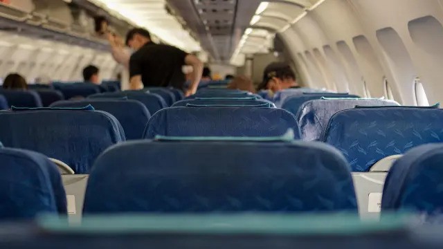 Pasajero muerde azafata en pleno vuelo