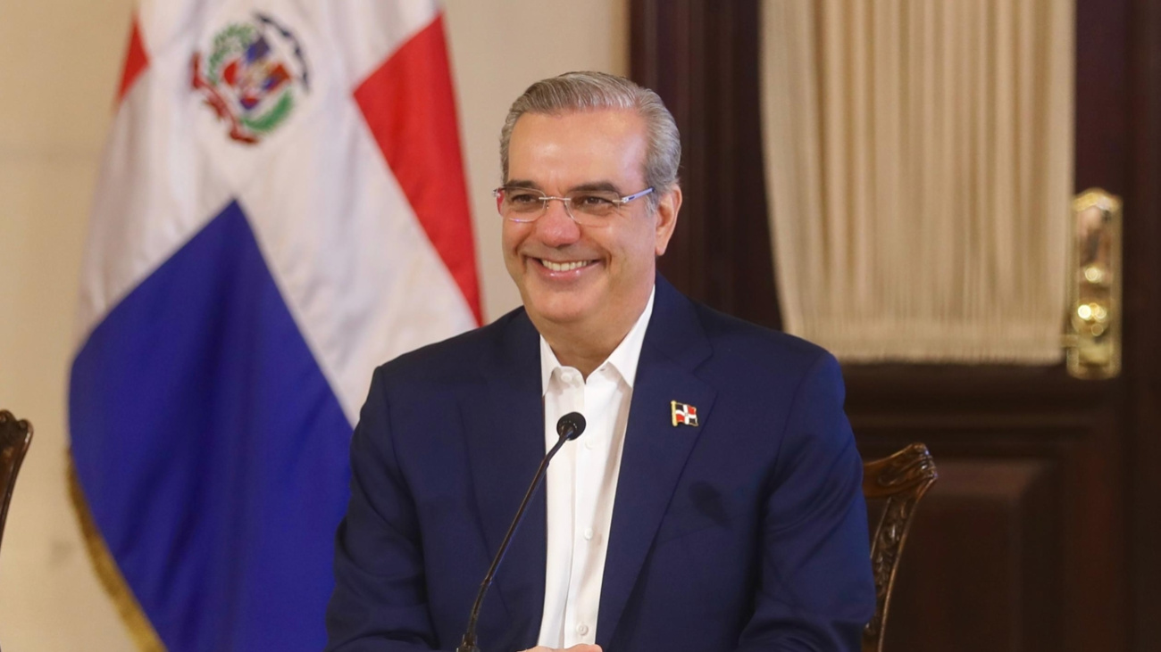 Abinader invita a senador Dionis Sánchez sumarse al desarrollo turístico de Pedernales