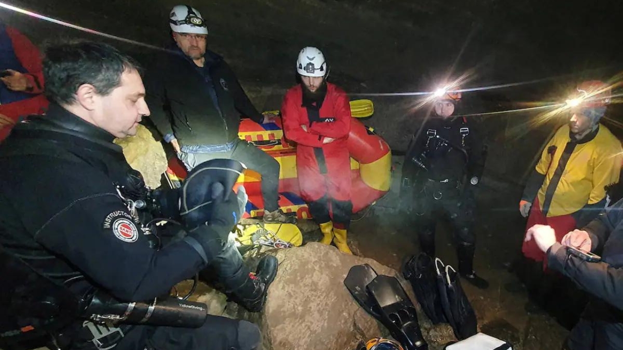 Rescatados con éxito los cinco atrapados en una cueva eslovena desde el sábado