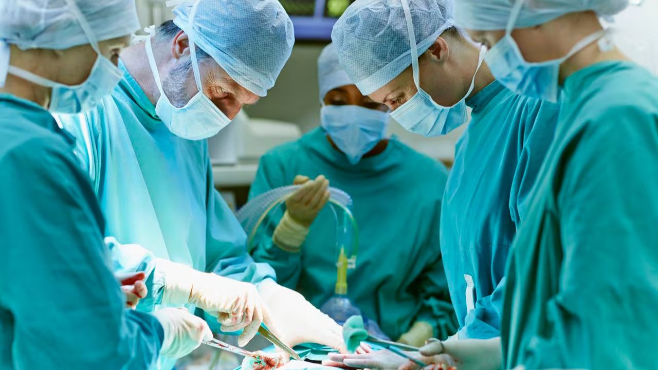 Extirpan un tumor con más de 50 kilos del abdomen de una mujer en Italia