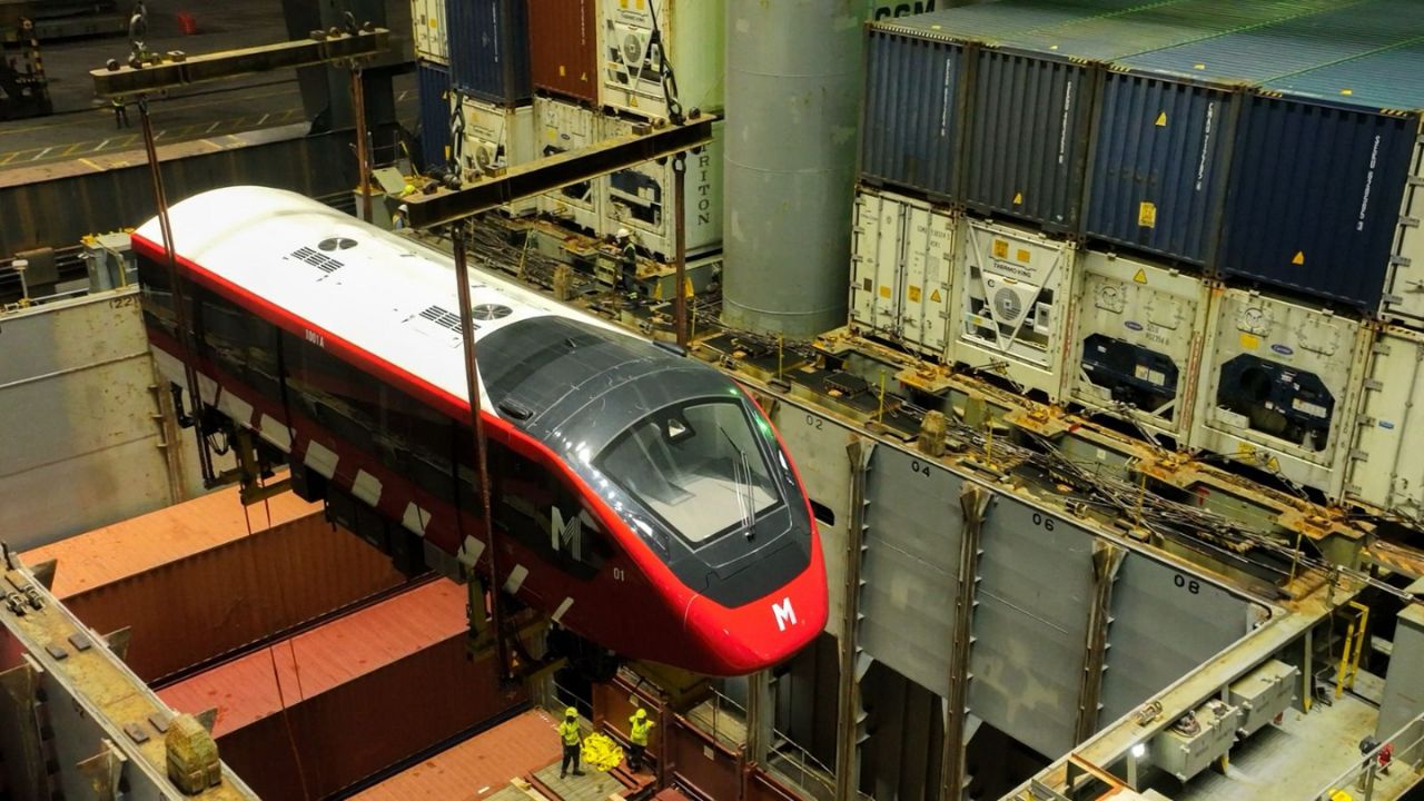 Llega el primer tren y 4 vagones del Monorriel de Santiago