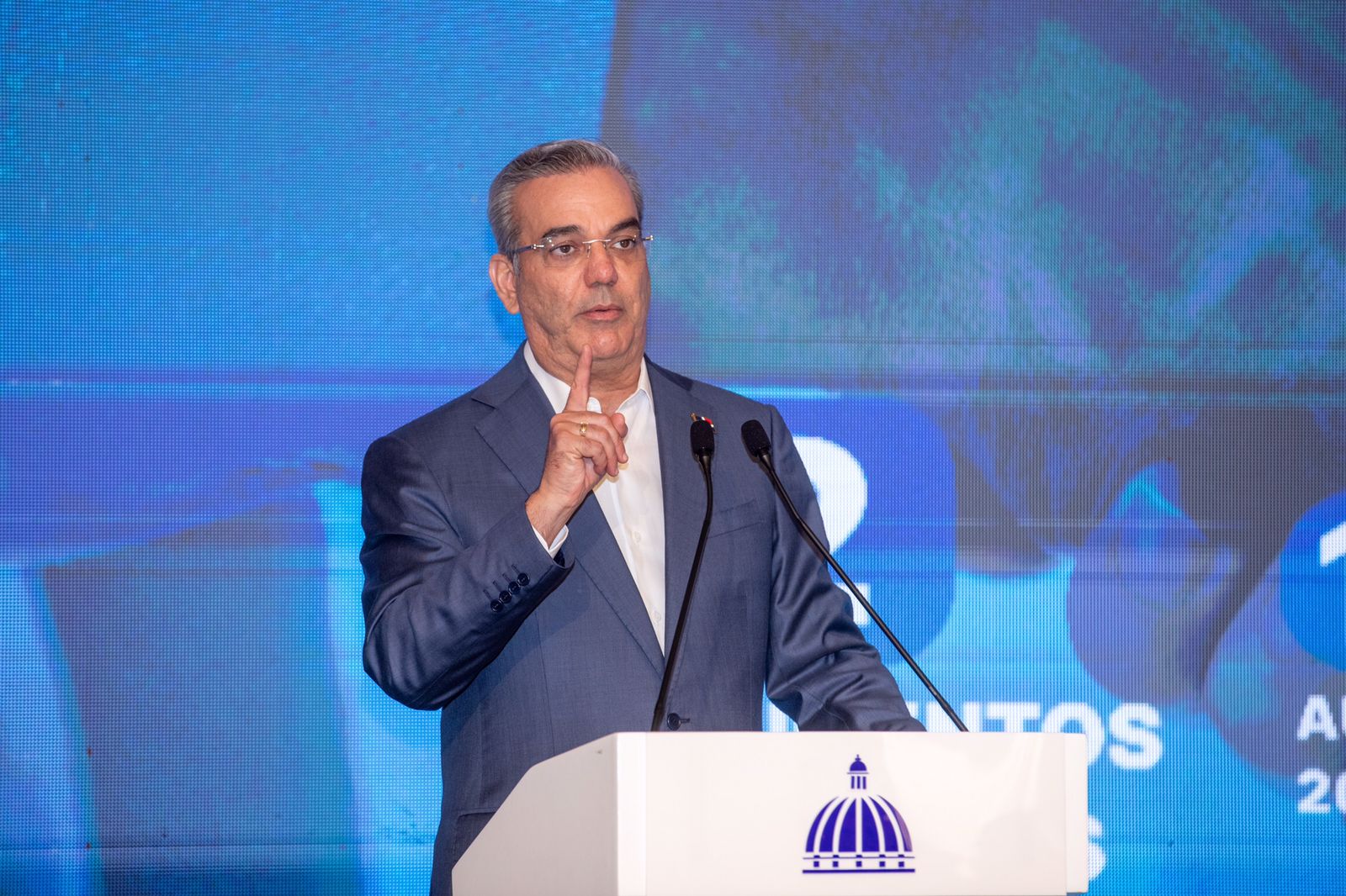 Abinader acude a reunión de candidatos a alcaldes del PRM