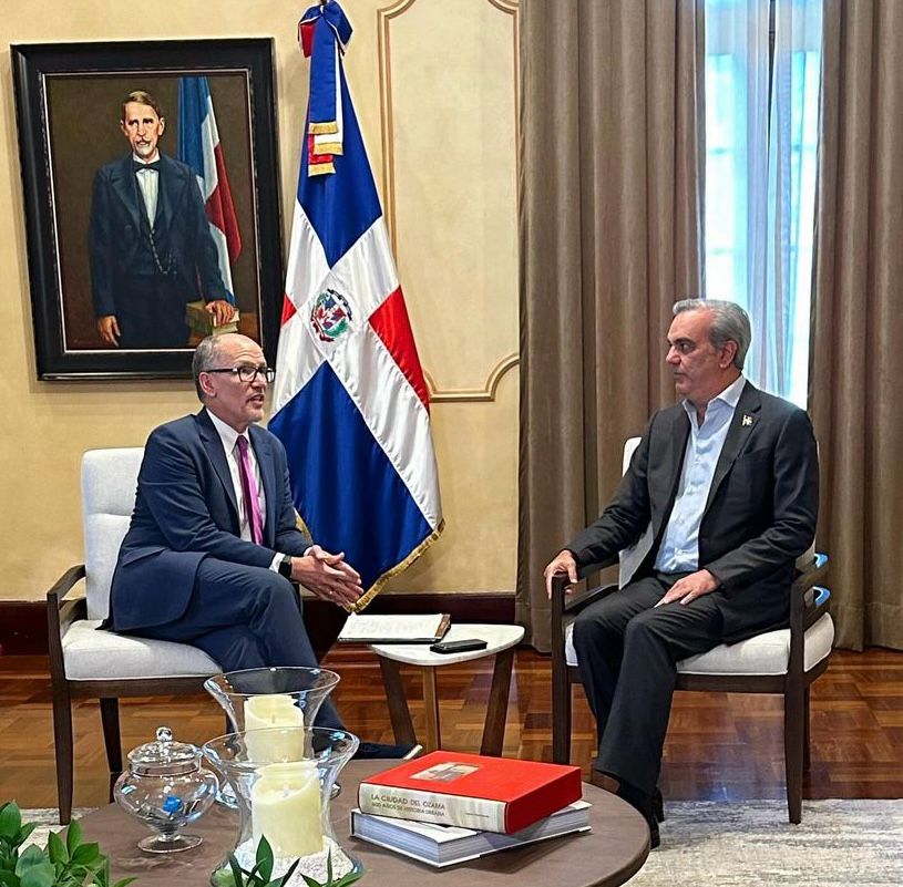 Asesor del presidente Joe Biden se reúne con Luis Abinader
