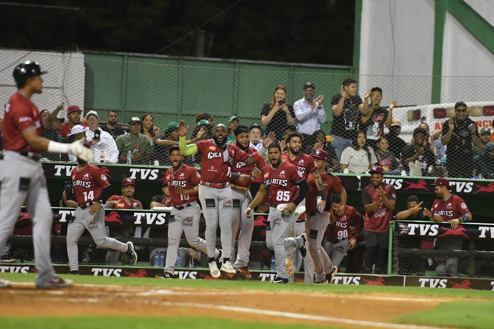 Luis García y Joe Hudson jonronean en segundo juego seguido de los Gigantes