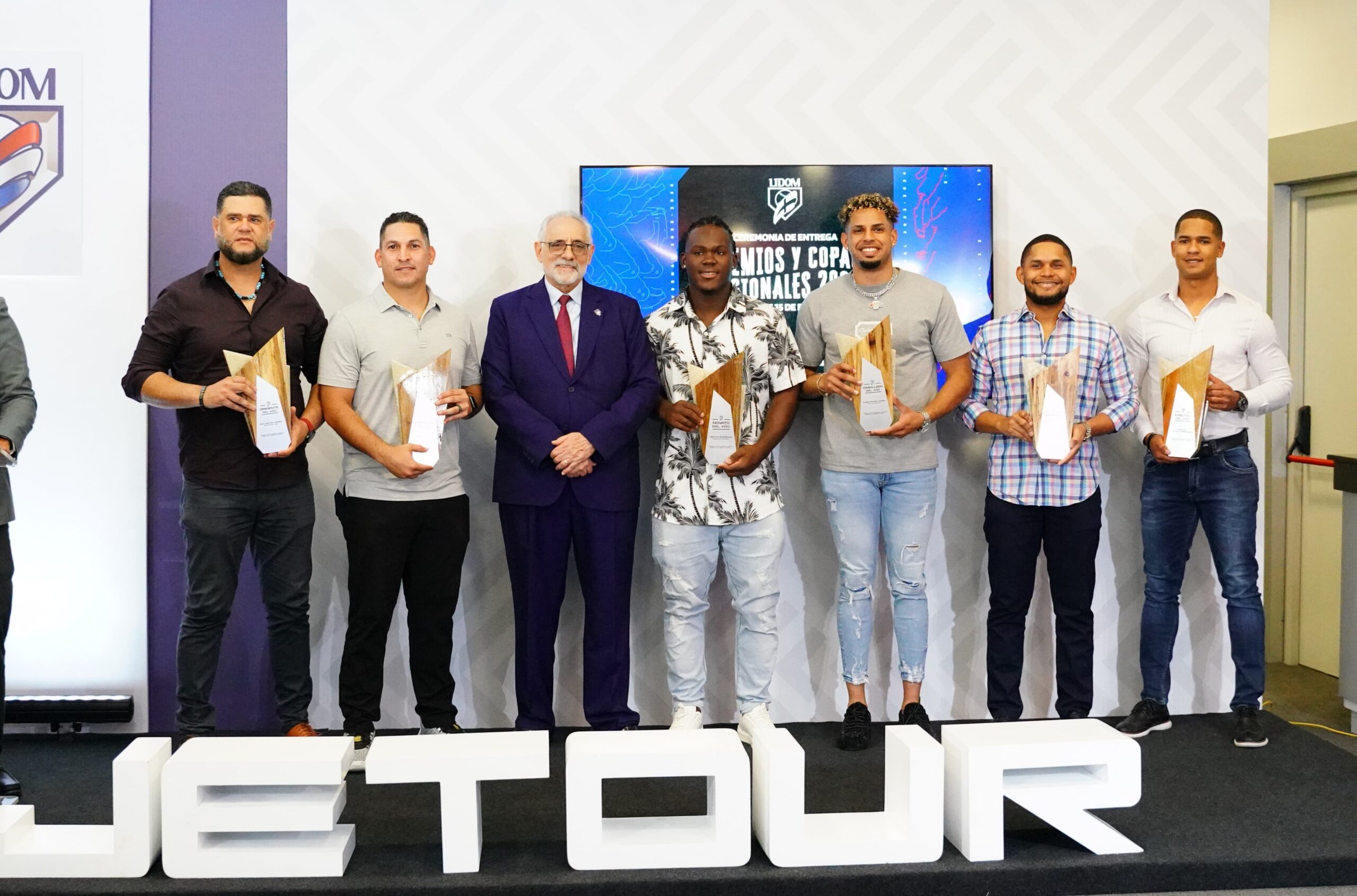 LIDOM premia los mejores de la temporada y entrega copas regionales