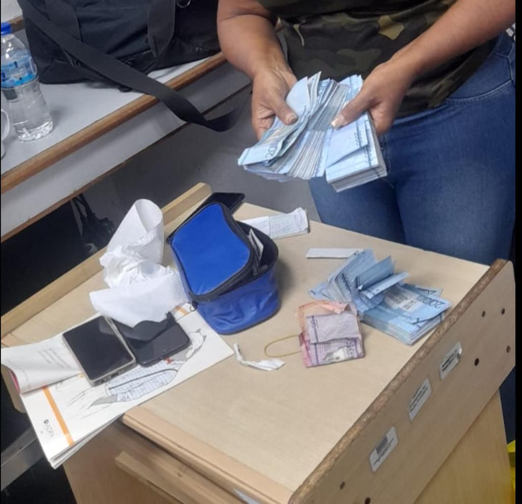 Seguridad del CESMET devuelve RD$517 mil olvidados por usuario en el Metro