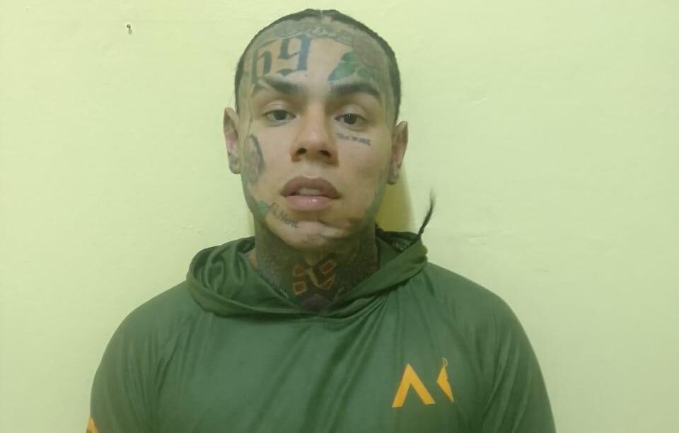 Tekashi intentó ahorcar y lanzar de un segundo piso a Yailin, según orden de arresto
