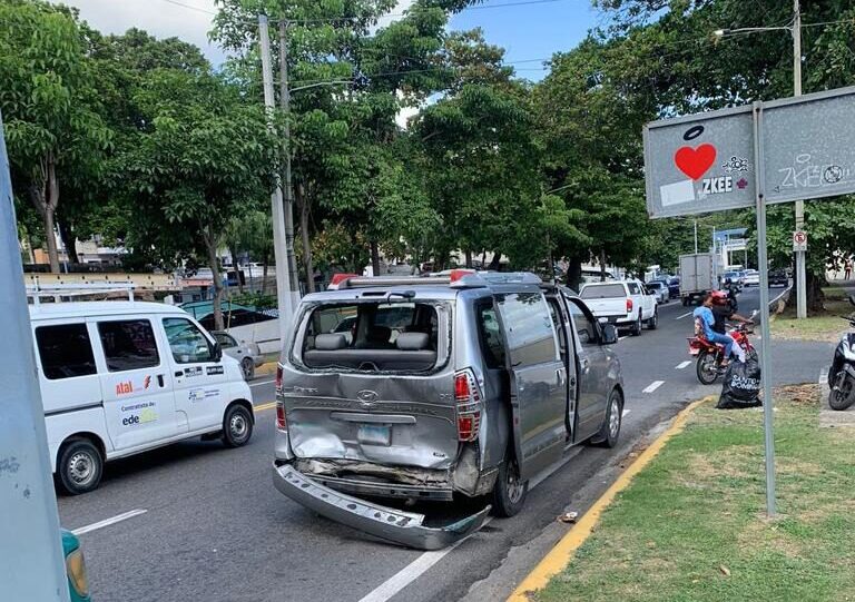 Cuatro niños afectados tras patana impactar transporte escolar en av. George Washington