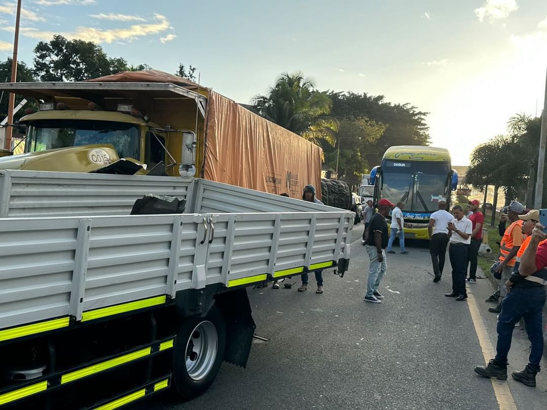 Se registra accidente múltiple en autopista Duarte