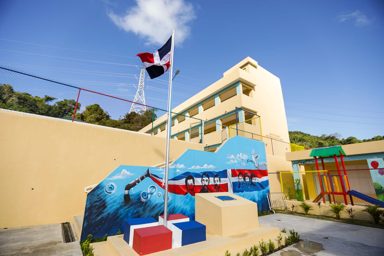 Gobierno inaugura varias obras en San Cristóbal