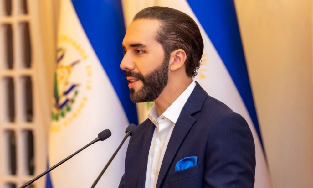 Bukele dice que "no es soplar y hacer botellas" en momentos de ola de violencia en Ecuador