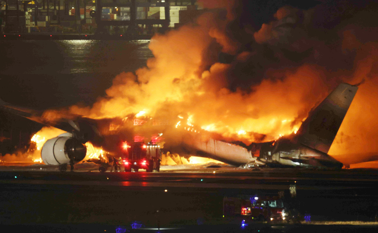 Cancelan más de 200 vuelos tras chocar dos aviones en aeropuerto de Tokio