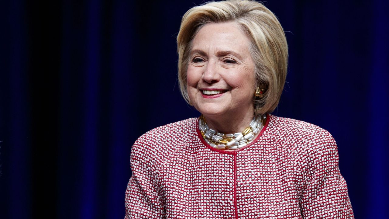 Hilary Clinton apoya a directora y protagonista de 'Barbie' tras la decepción en los Óscar