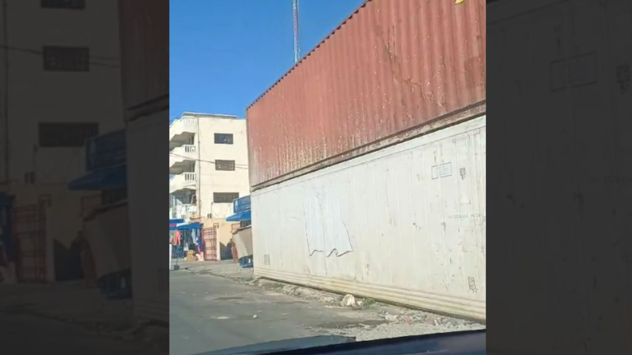 Obstrucción en acera genera preocupación en Ensanche Isabelita