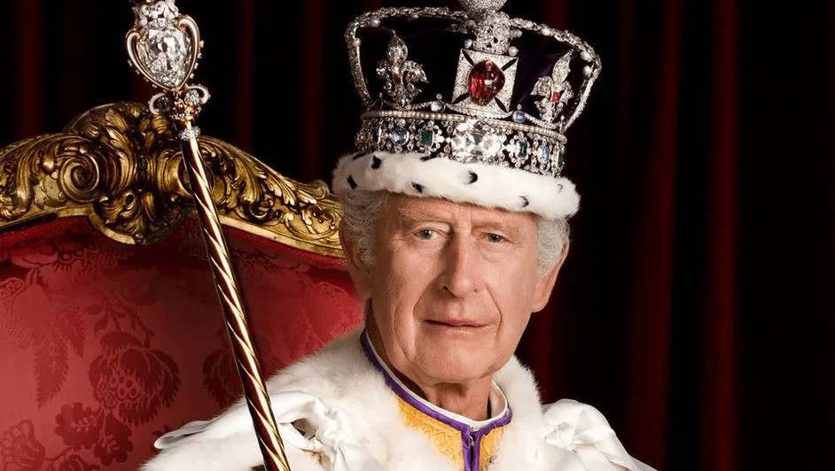 Carlos III está "bien", dice Camila sobre tratamiento de próstata del rey