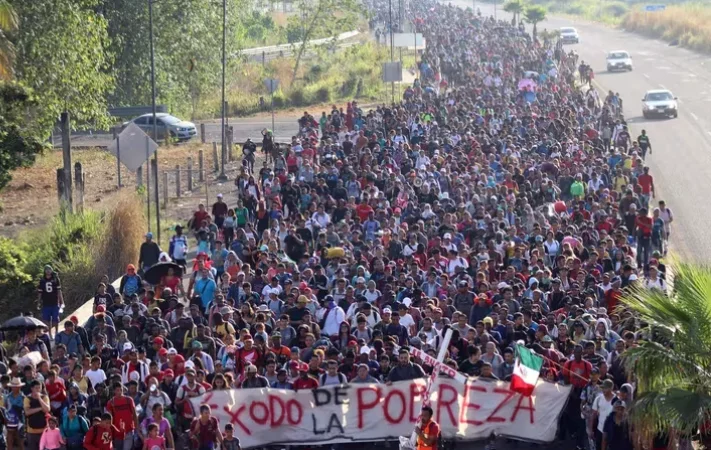 Caravana de miles de migrantes se entrega a autoridades mexicanas