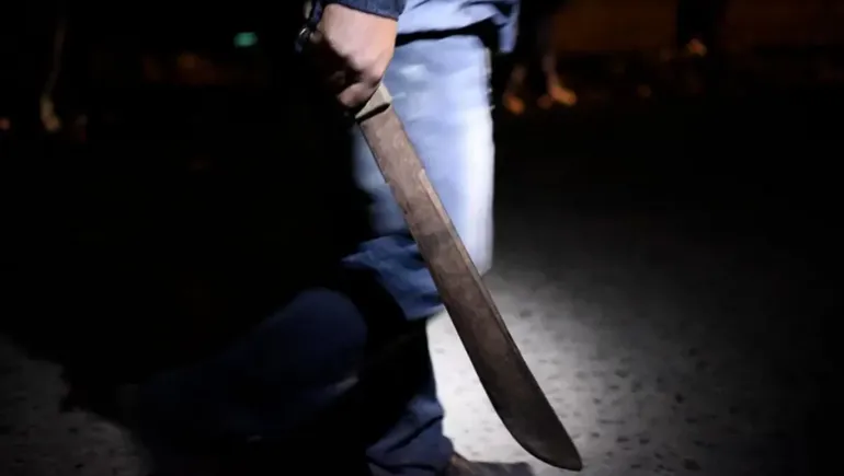 Se encuentra en estado grave joven herido a machetazos por una silla en Higüey