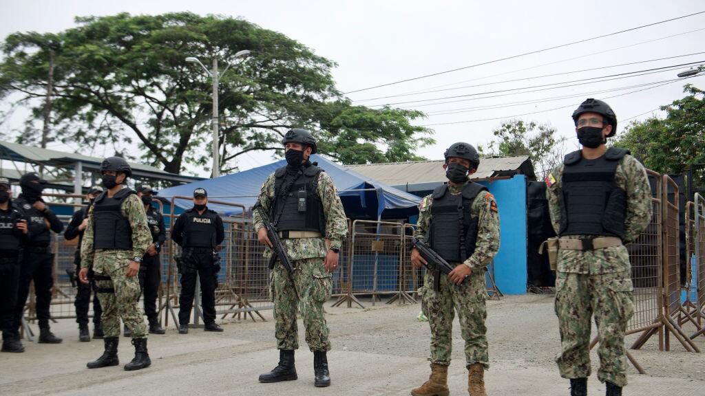 Liberan 41 funcionarios de prisiones y 136 continúan  de rehenes en  Ecuador