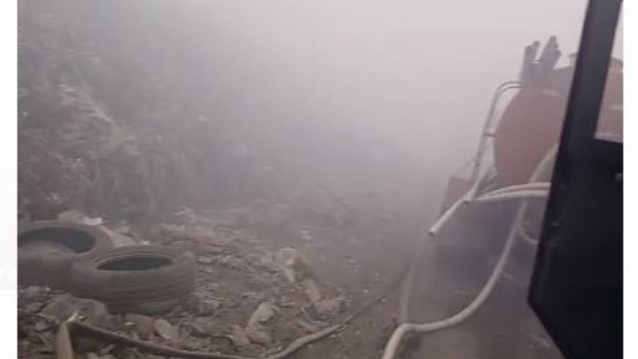 Bomberos continúan tratando de sofocar el incendio en vertedero de La Vega