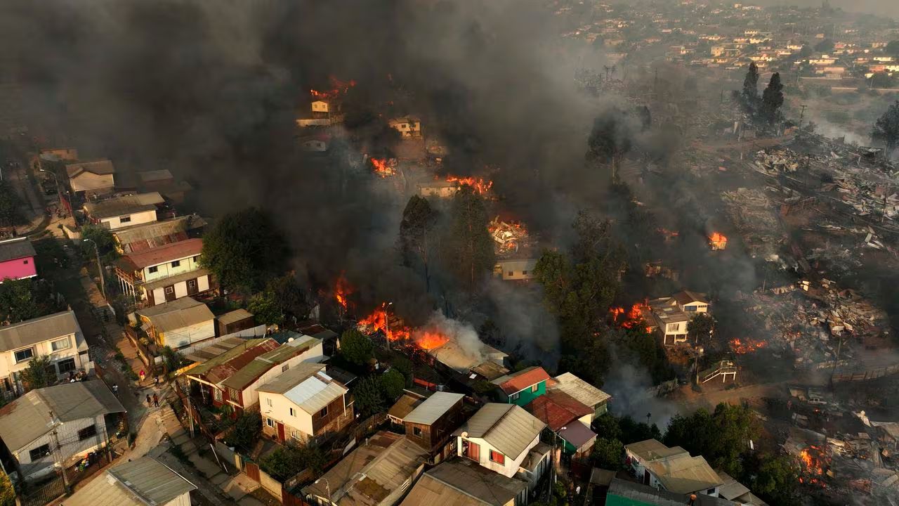 Suben a 99 los muertos tras incendios en Chile