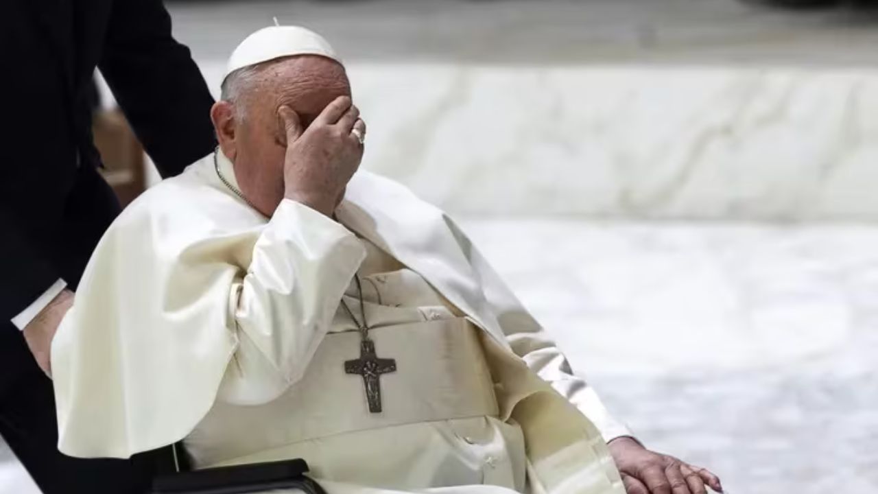 El papa dice que una "hipocresía" criticar la posibilidad de bendecir a las parejas gays